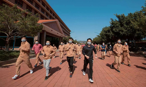 组织“跑在阳光下，跑进健柯凤”体育活动